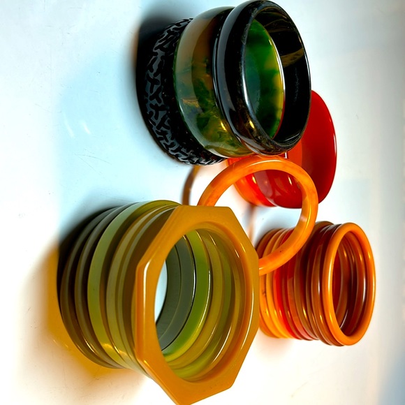 Box full of Vintage Bakelite Jewelry - Picture 14 of 15